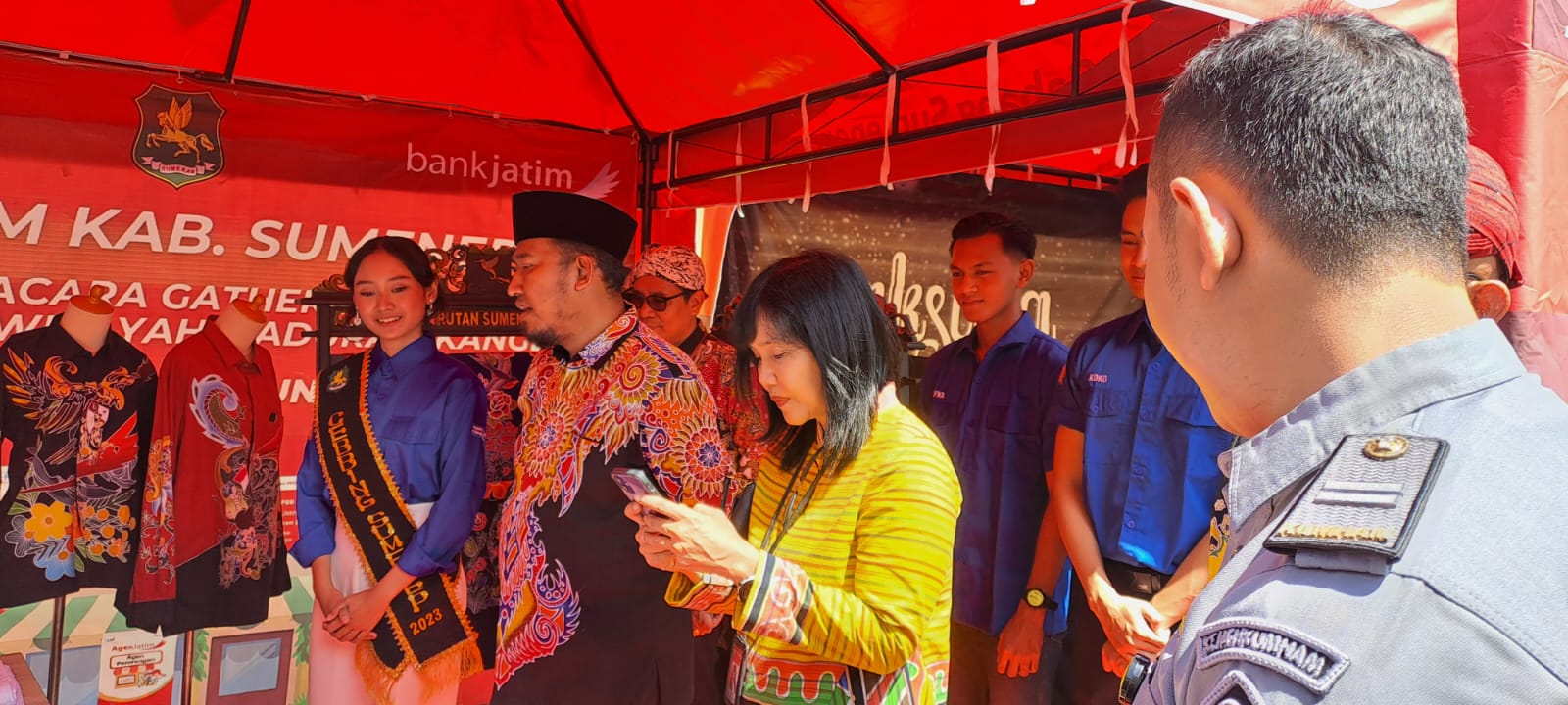 KREATIF: Bupati Sumenep mengunjungi stan batik Catra hasil karya warga binaan Rutan Sumenep, Kamis (27/6).