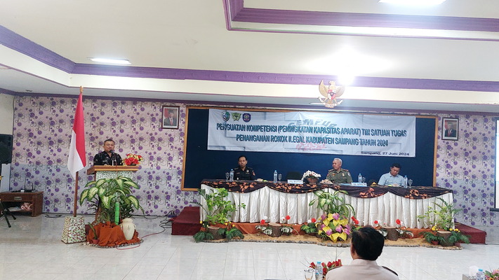 KONSISTEN: Pj Bupati Sampang Rudi Arifiyanto menyampaikan sambutan dalam acara peningkatan kapasitas satgas penanganan rokok ilegal di aula Hotel Camplong. (JUNAIDI PONDIYANTO/JPRM)