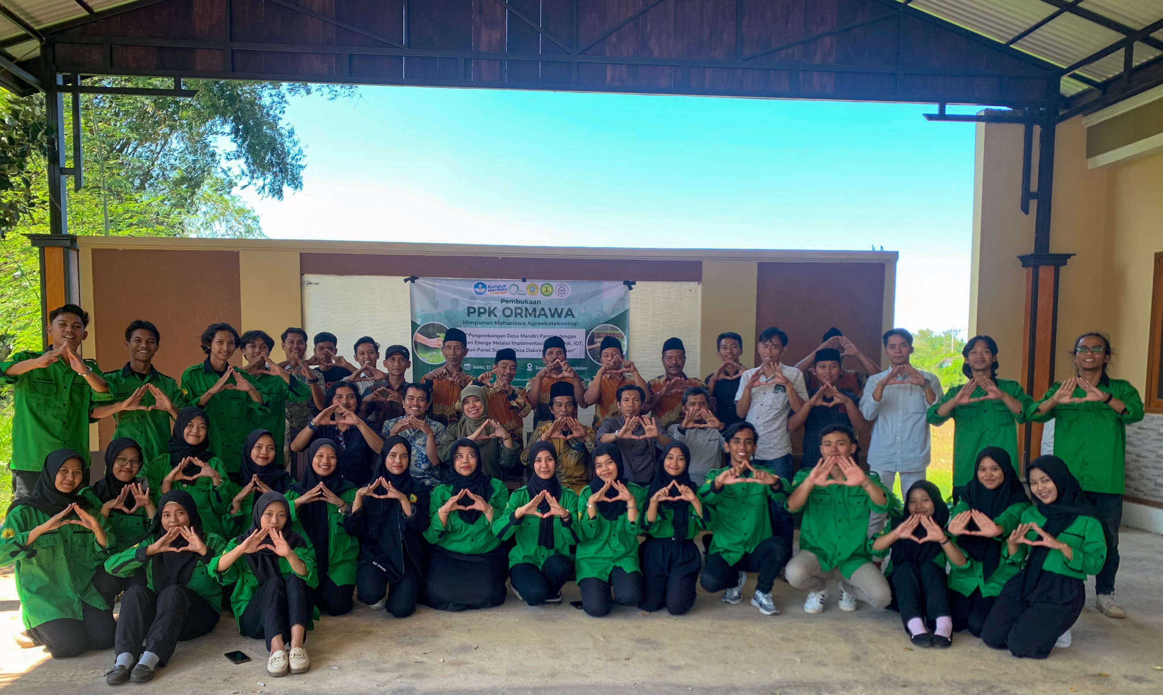 KOMPAK: Tim PPK Ormawa Himagrotek 2024 bersama mantri tani, Wakil Dekan III FP UTM Agus Romadhon, dosen agroekoteknologi, perangkat desa, dan kelompok tani Desa Dakiring, Sabtu (22/6).