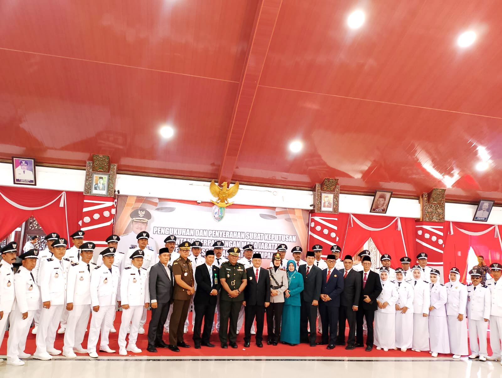 BERSINERGI: Jajaran forkopimda dan 37 Kades berfoto bersama seusai menerima SK perpanjangan masa jabatan di Pendopo bupati Sampang Jumat (28/6).