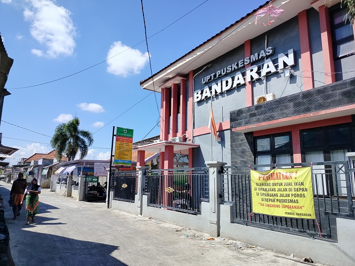 SEPI: Warga berada di sekitar Puskesmas Bandaran, Desa Bandaran, Kecamatan Tlanakan, Pamekasan, Senin (10/6). (LAILIYATUN NURIYAH/JPRM)