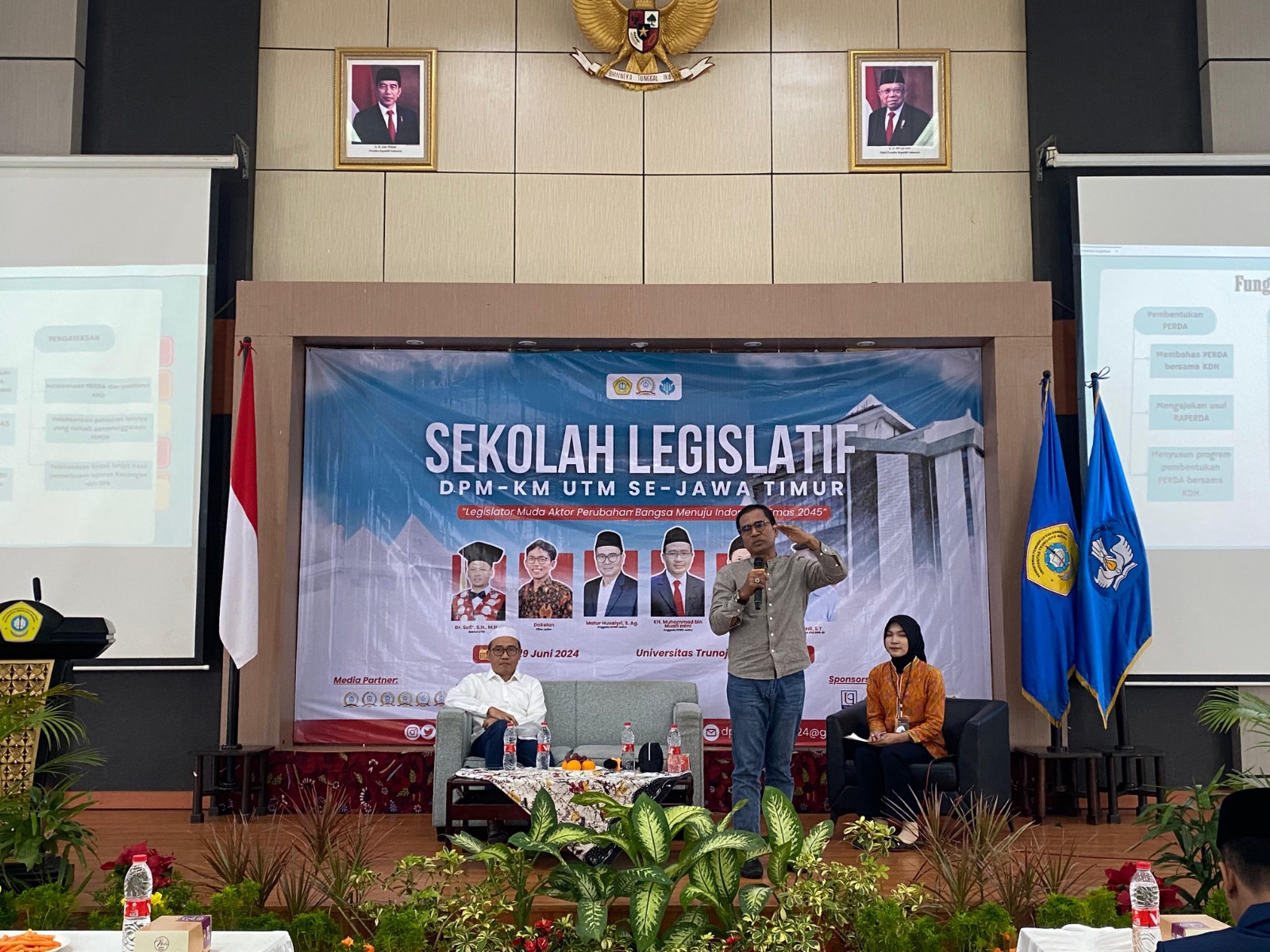 BERI EDUKASI: Matur Husaiyri (pegang mik) saat menyampaikan materi di gedung rektorat UTM lantai 10 pada Jumat (28/6).