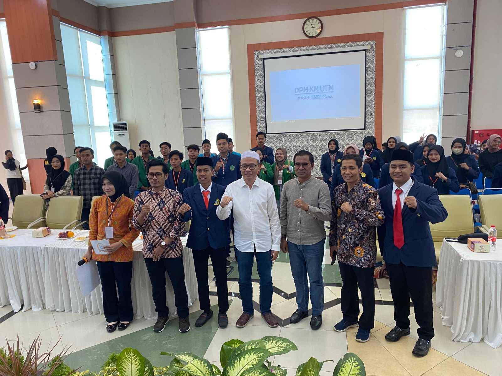 PENDIDIKAN: Dari kiri Ketum DPM-KM UTM Imam Syafii, KH. Muhammad Bin Muafi Zaini, Matur Husaiyri, Warek III UTM Surokim foto bersama usai kegiatan di Rektorat UTM, Jumat (28/6).
