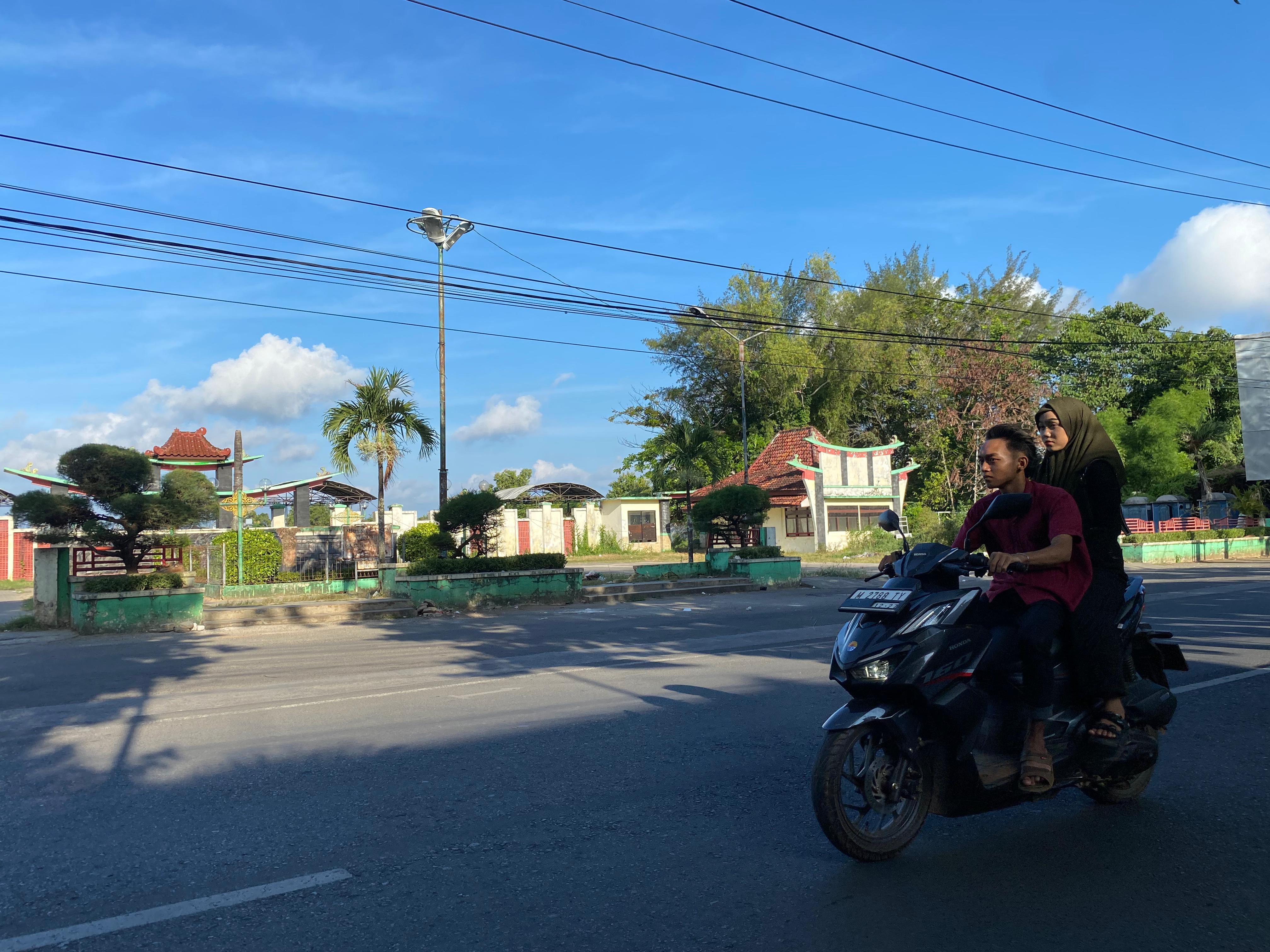 BUTUH PERHATIAN: Pengendara melintas di depan lapangan karapan sapi atau Giling yang terletak di Desa Pangarangan, Kecamatan Kota, Sumenep, kemarin. (MOH. JUNAIDI/PRM)