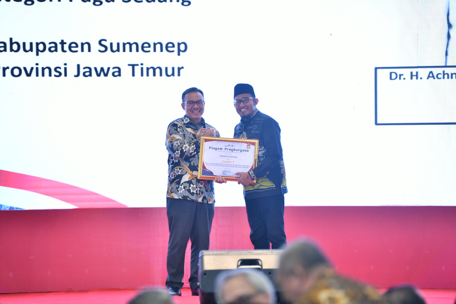 MEMBANGGAKAN: Bupati Sumenep Achmad Fauzi Wongsojudo (kanan) menerima penghargaan dari BKKBN RI di PO Hotel Semarang, Jawa Tengah, pada Rabu (26/6).
