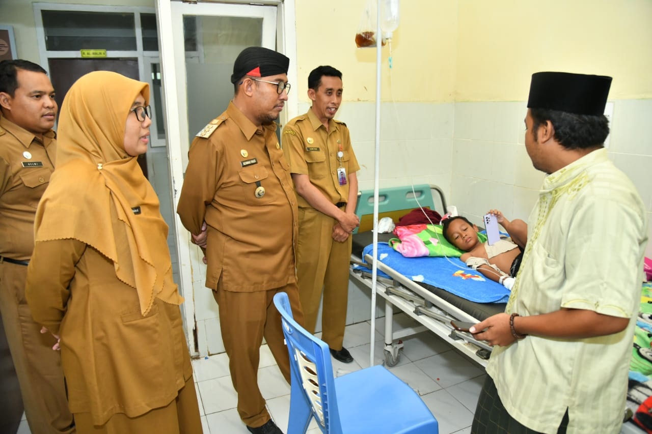 MERAKYAT: Bupati Sumenep Achmad Fauzi Wongsojudo (pakai belangkon) mengecek pelayanan kesehatan di Puskesmas Gapura, Senin (6/5).