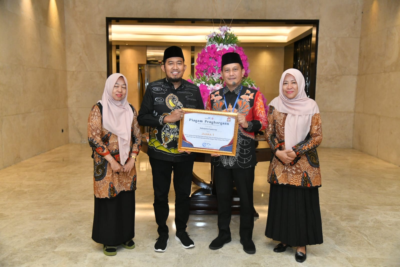 SUKSES: Bupati Sumenep Achmad Fauzi Wongsojudo didampingi Plh Kepala Dinkes P2KB Mustangin setelah menerima penghargaan dari BKKBN RI di PO Hotel Semarang, Jawa Tengah, pada Rabu (26/6).