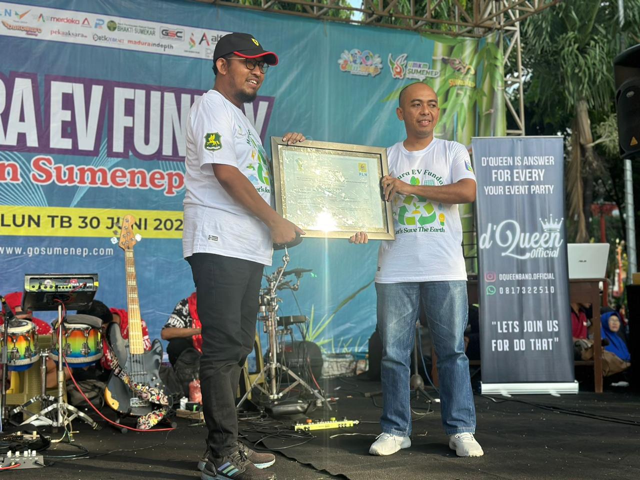 MEMBANGGAKAN: Manager PLN UP3 Pamekasan, Fahmi Fahresi menyerahkan sertifikat Renewable Energy Certificate (REC) ke Bupati Sumenep sebagai bentuk dukungan Kabupaten Sumenep dalam pembelian REC.