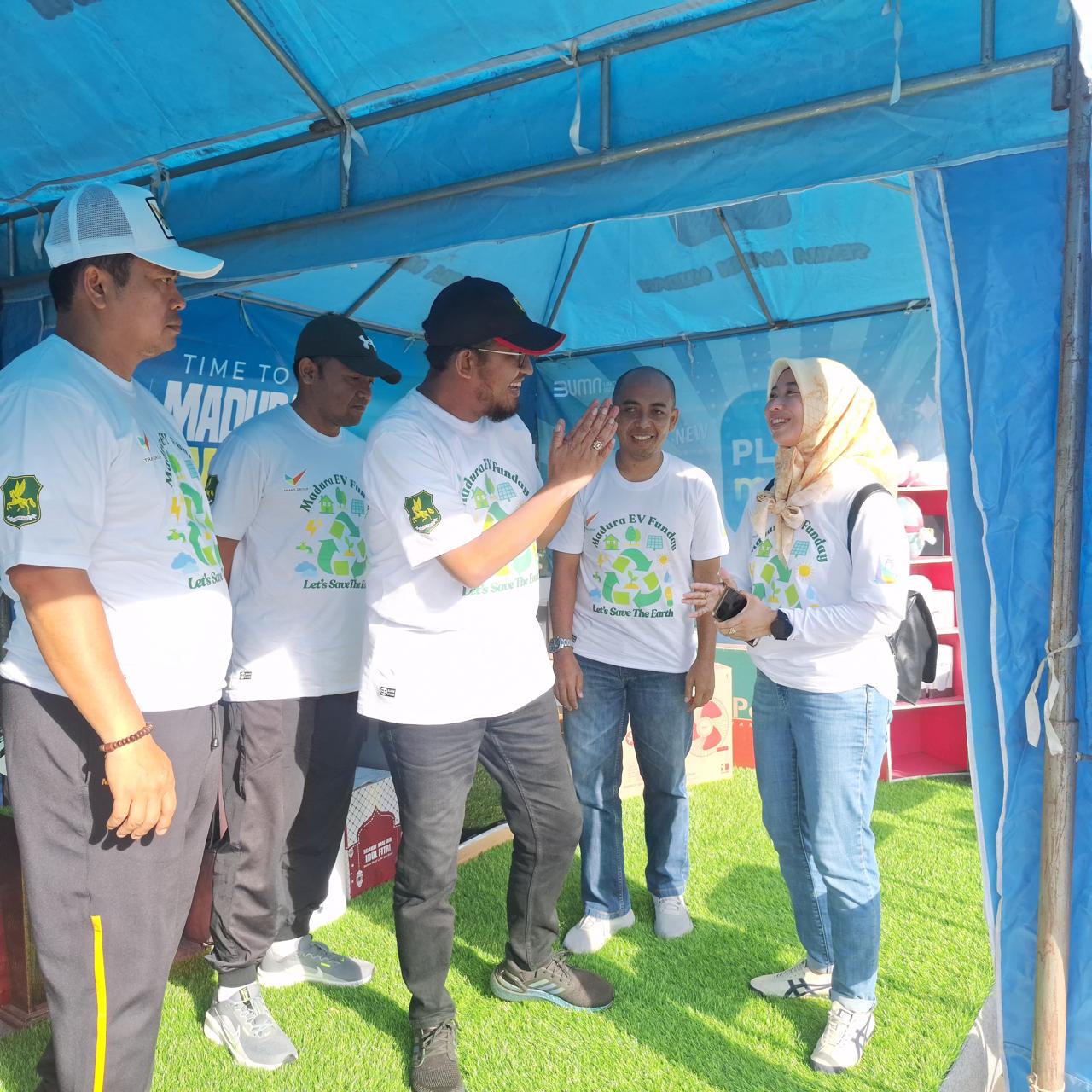 TINJAU: Bupati Sumenep, Ahmad Fausi Wongsojudo mengunjungi booth PLN UP3 Pamekasan, Minggu (30/6).