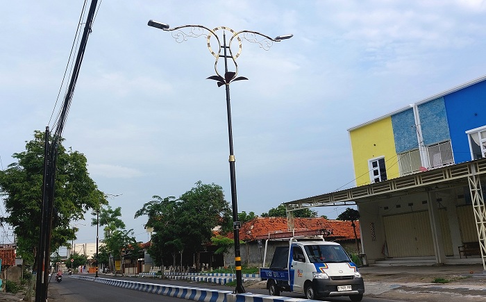 MASUK PENILAIAN: Pengendara melintas di Jalan Syamsul Arifin Kota Sampang, salah satu ruas jalan yang diajukan dalam penilaian WTN Sabtu (18/5). (JUNAIDI PONDIYANTO/JPRM)