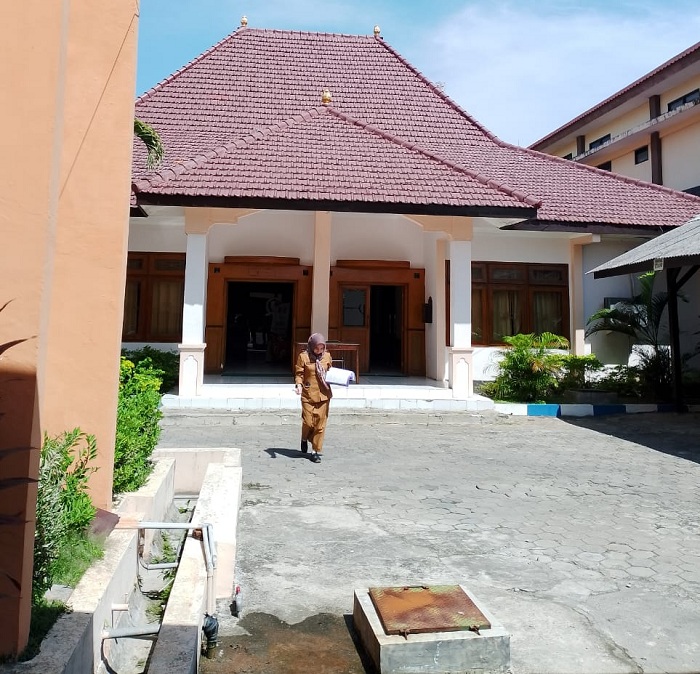 LENGANG: Seorang ASN sedang berada di halaman kantor DPRD Sampang Senin (1/7). (UBAIDILLAHIR RA&rsquo;IE/JPRM)