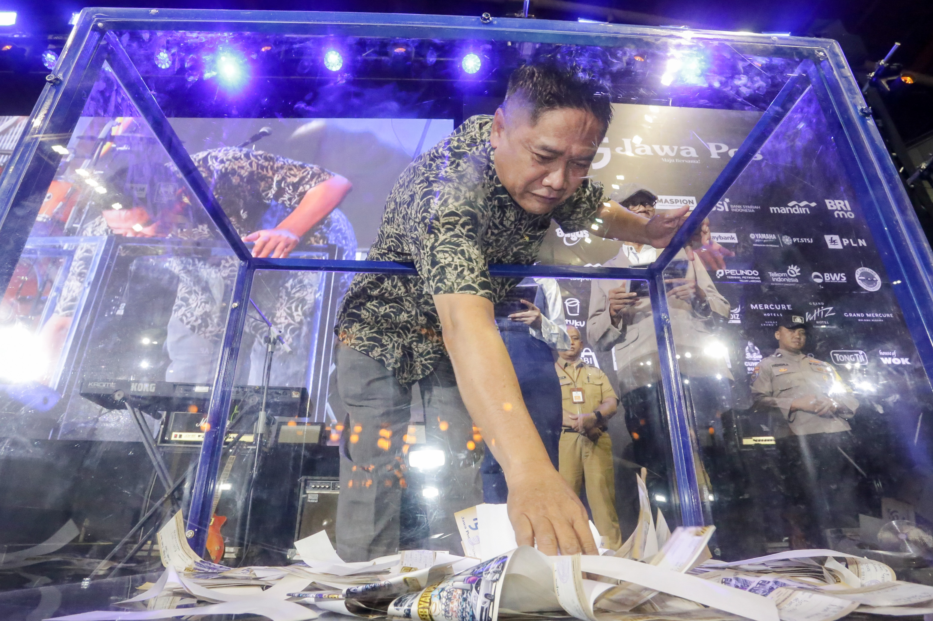 CARI PELANGGAN BERUNTUNG: Direktur JPRM Abdul Aziz mengambil kupon undian pada Malam Gebyar Pembaca Setia dalam rangka Ulang Tahun Platinum 75 Tahun Jawa Pos.
