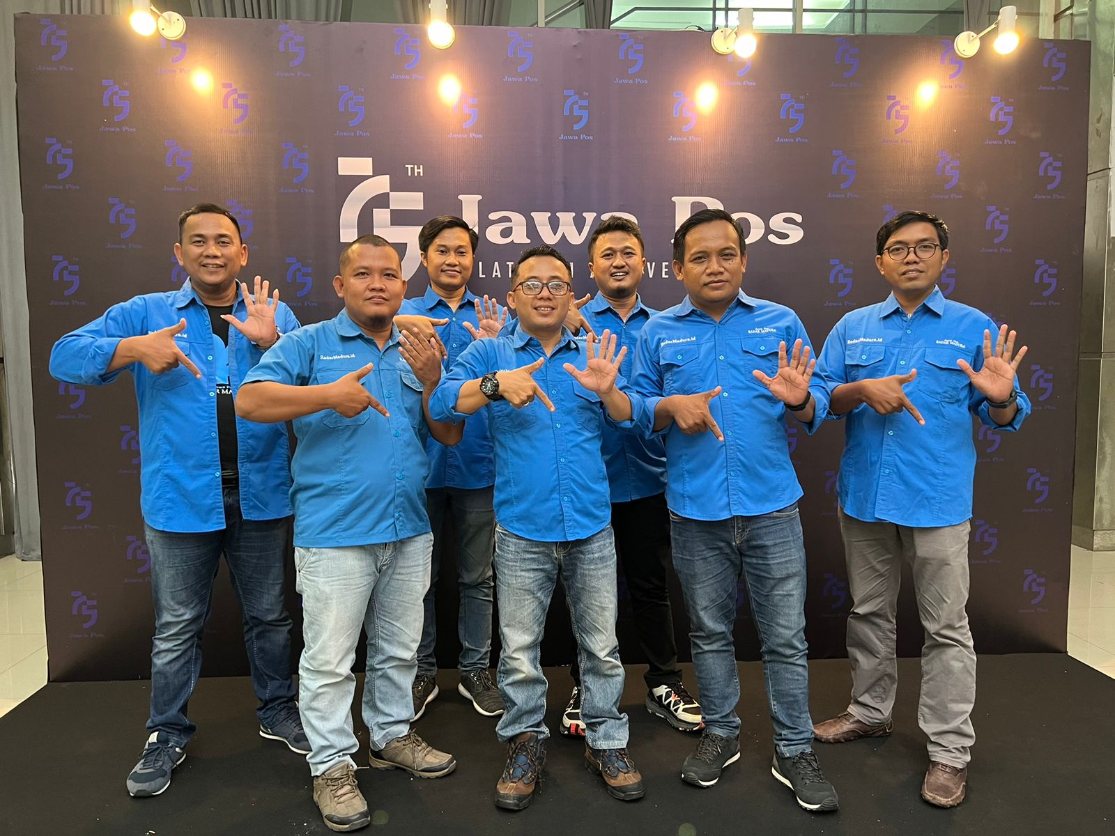 MAJU BERSAMA: Kru Jawa Pos Radar Madurafoto bareng di acara Malam Gebyar Pembaca Setia dalam Rangka Ulang Tahun Platinum &5 Tahun Jawa Pos.