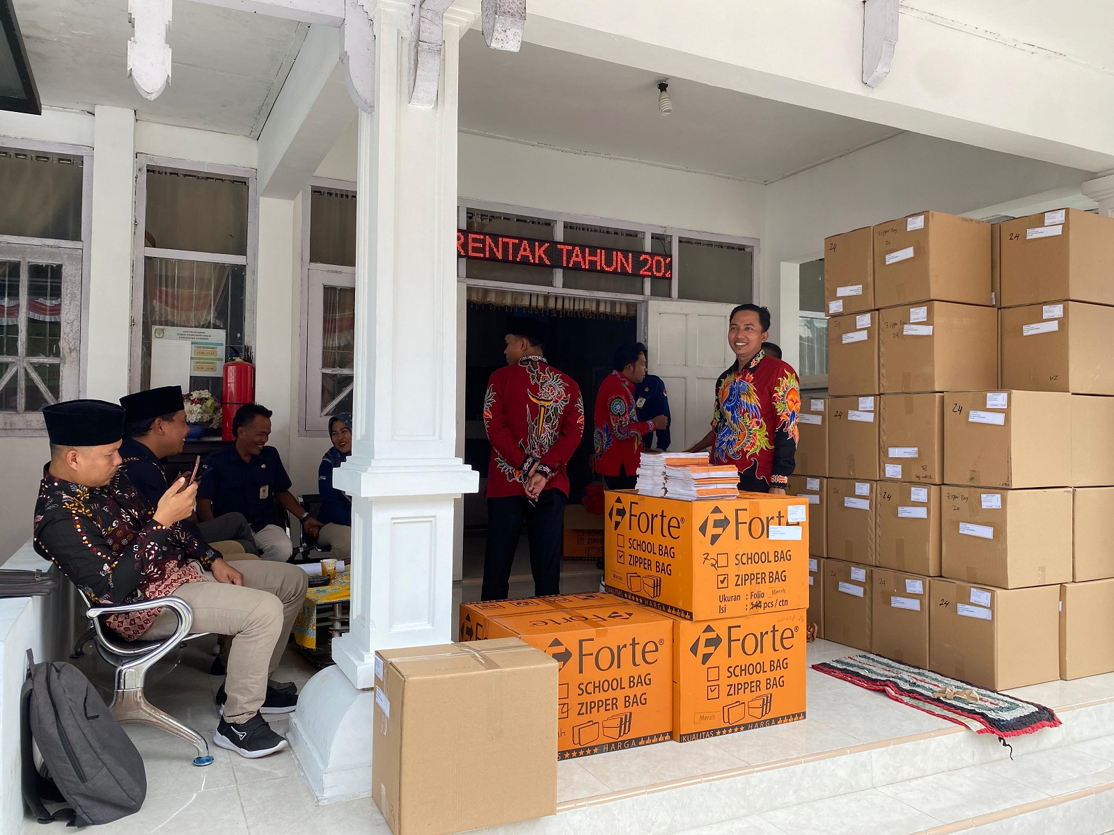 MENUJU PILKADA 2024: Panitia pemilihan kecamatan mengangkut logistik l pencocokan dan penelitian data pemilih di halaman kantor KPU Sumenep, Minggu (23/6).