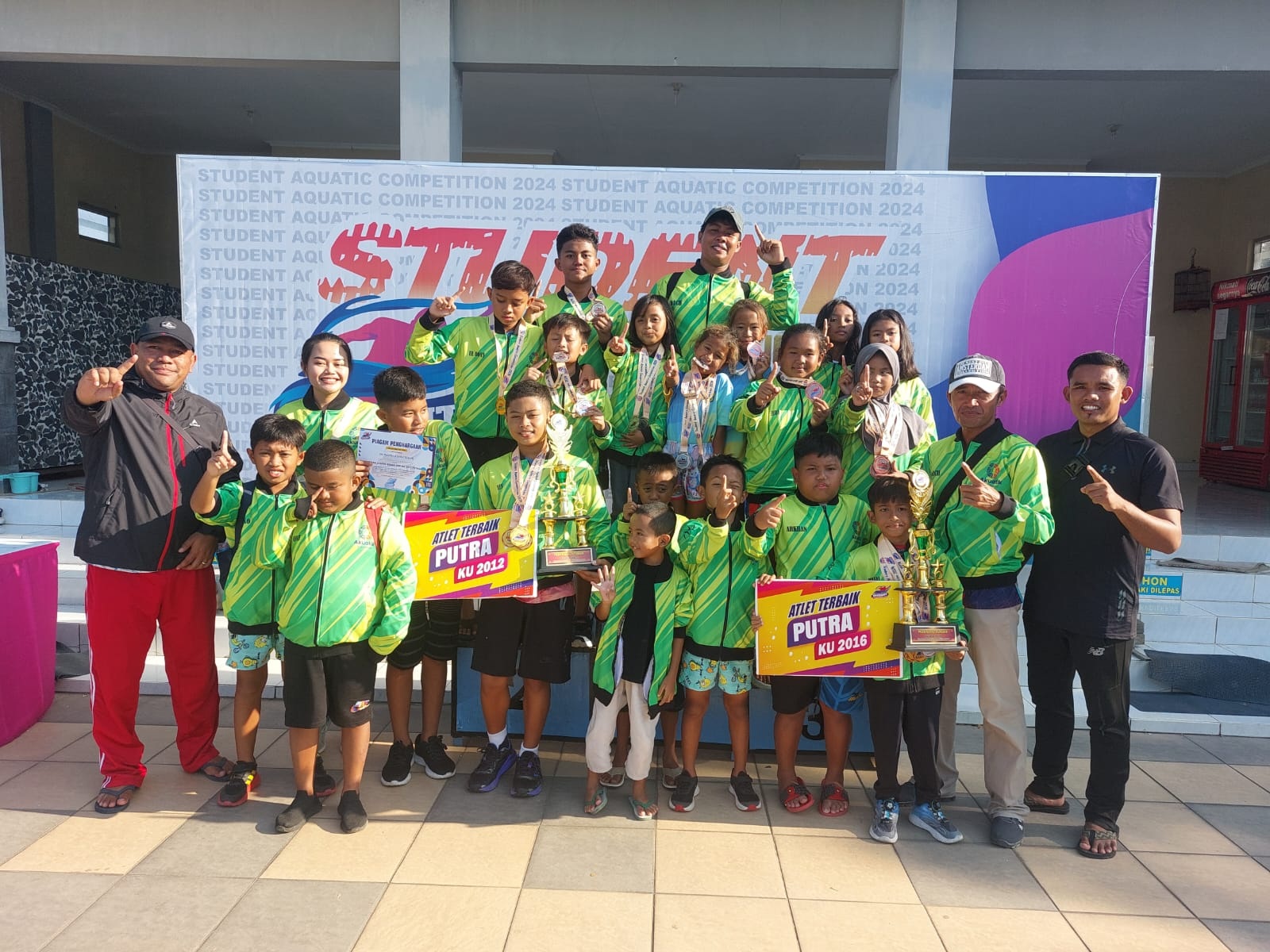 PRESTASI: Atlet renang Klub Air Terjun Swimming menunjukkan perolehan medali yang didapatnya Sabtu (29/6).