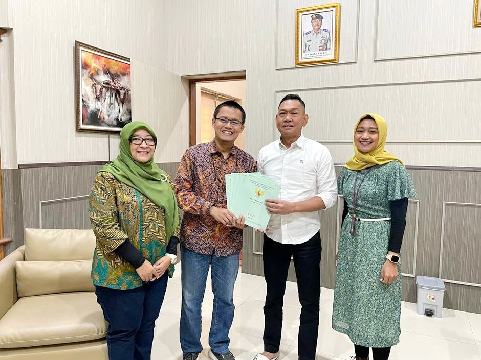KOMPAK: Serah terima lima SHGB persil tanah lahan PLTA Ampelgading oleh BPN Kabupaten Malang pada PT PLN (Persero) UIP JBTB. (PLN UNTUK JPRM)