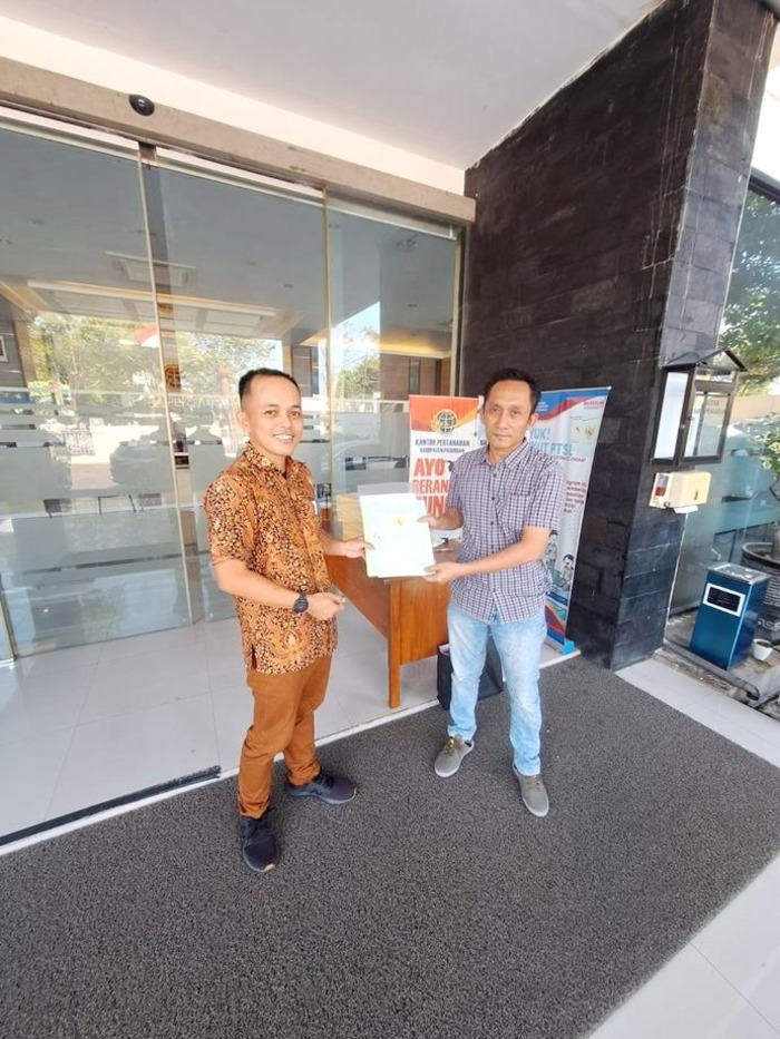MENGABDI: Serah terima 5 (lima) SHGB ekuivalen 9 persil tanah tapak tower SUTT 150 kV Grati PIER oleh BPN Kabupaten Pasuruan kepada PT PLN (Persero) UIP JBTB. (PLN UNTUK JPRM)
