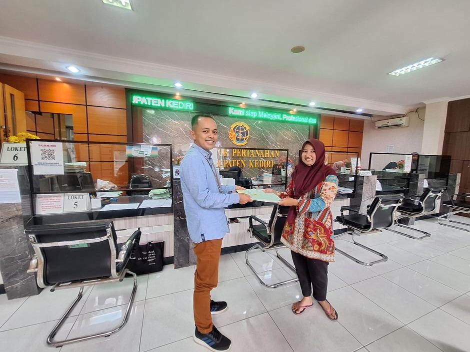 KERJA CERDAS: Serah terima 6 SHGB tanah tapak tower SUTT 150 kV NKTW Kediri oleh BPN Kabupaten Kediri kepada PT PLN (Persero) UIP JBTB. (PLN UNTUK JPRM)