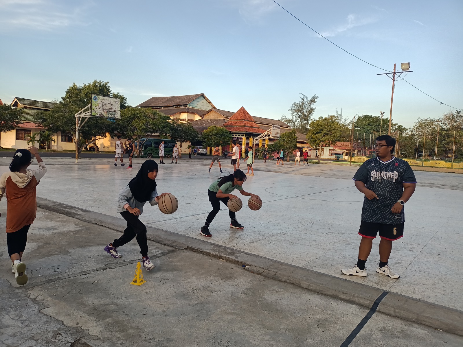 UPAYA PERBASI GELAR KEJUARAAN: Pemain basket Sumenep latihan di Gor A. Yani Minggu (30/6).