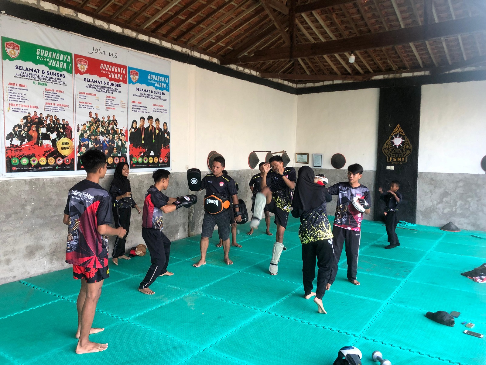 TEKUN: Atlet IBCA-MMA memperagakan gerakan fisik saat berlatih di Academy Fighter Pamekasan, Rabu (26/6).