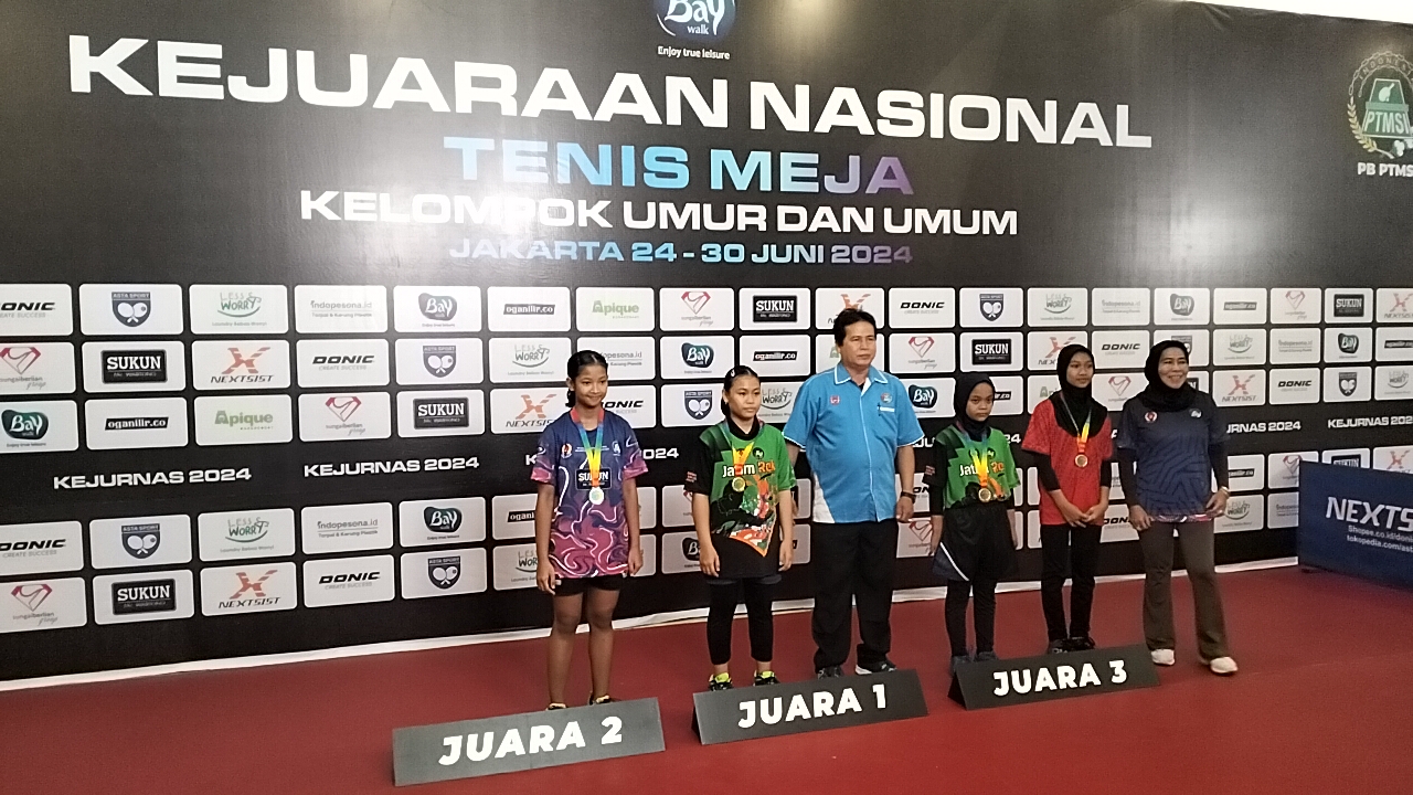MEMBANGGAKAN: Atlet PTMSI Pamekasan Raniah Zahra Salsabila (dua dari kiri) berfoto usai mendapat medali emas di Kejurnas Tenis Meja 2024.