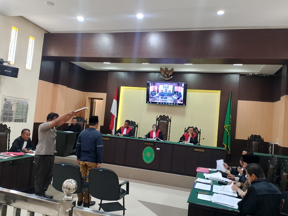 DIPROSES HUKUM: Sekkab Sampang Yuliadi Setiyawan memberikan keterangan di persidangan PN Sampang, Selasa (2/7). (UBAIDILLAHIR RA