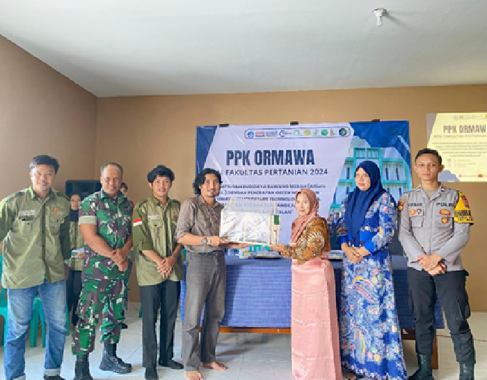 CENDERAMATA: Wakil Dekan III FP UTM Agus Romadhon menyerahkan miniatur green house kepada Kades Sabiyan Hudaifah didampingi Camat Bangkalan Cicik Fidiah, Sabtu (29/6).