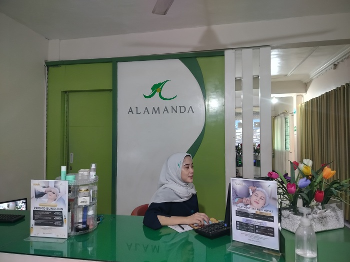 FOKUS: Resepsionis berada di Klinik Alamanda Pamekasan, Jalan Jingga, Kelurahan Barurambat Kota, Pamekasan, Rabu (3/7). (LAILIYATUN NURIYAH/JPRM)