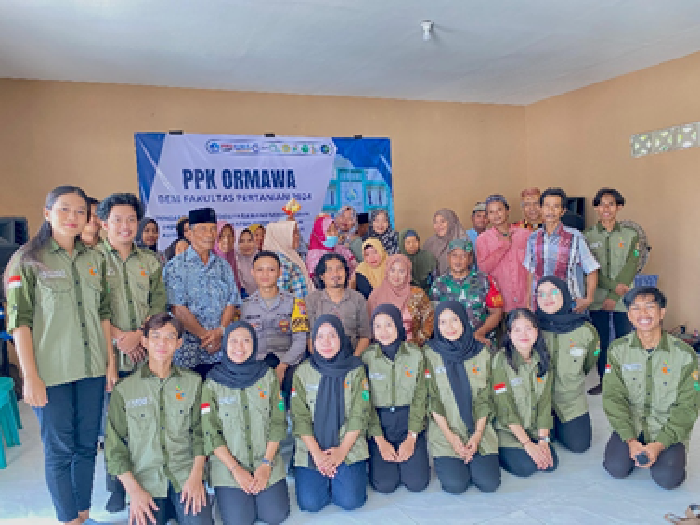 GUYUB: Tim PPK Ormawa BEM FP UTM 2024 berfoto dengan tamu undangan dan kelompok tani Desa Sabiyan seusai acara, Sabtu (29/6).