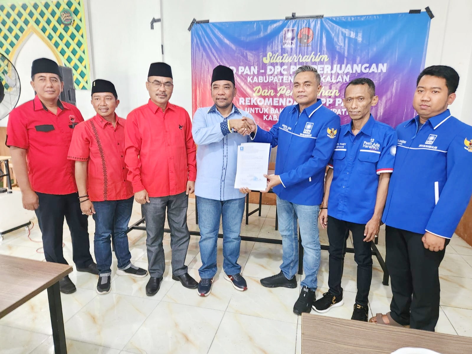 OPTIMISTIS: Bakal calon bupati Bangkalan Mahfud (empat dari kiri) saat menerima surat tugas dari DPC PAN Bangkalan, Senin (1/7). (MAHFUD UNTUK JPRM)