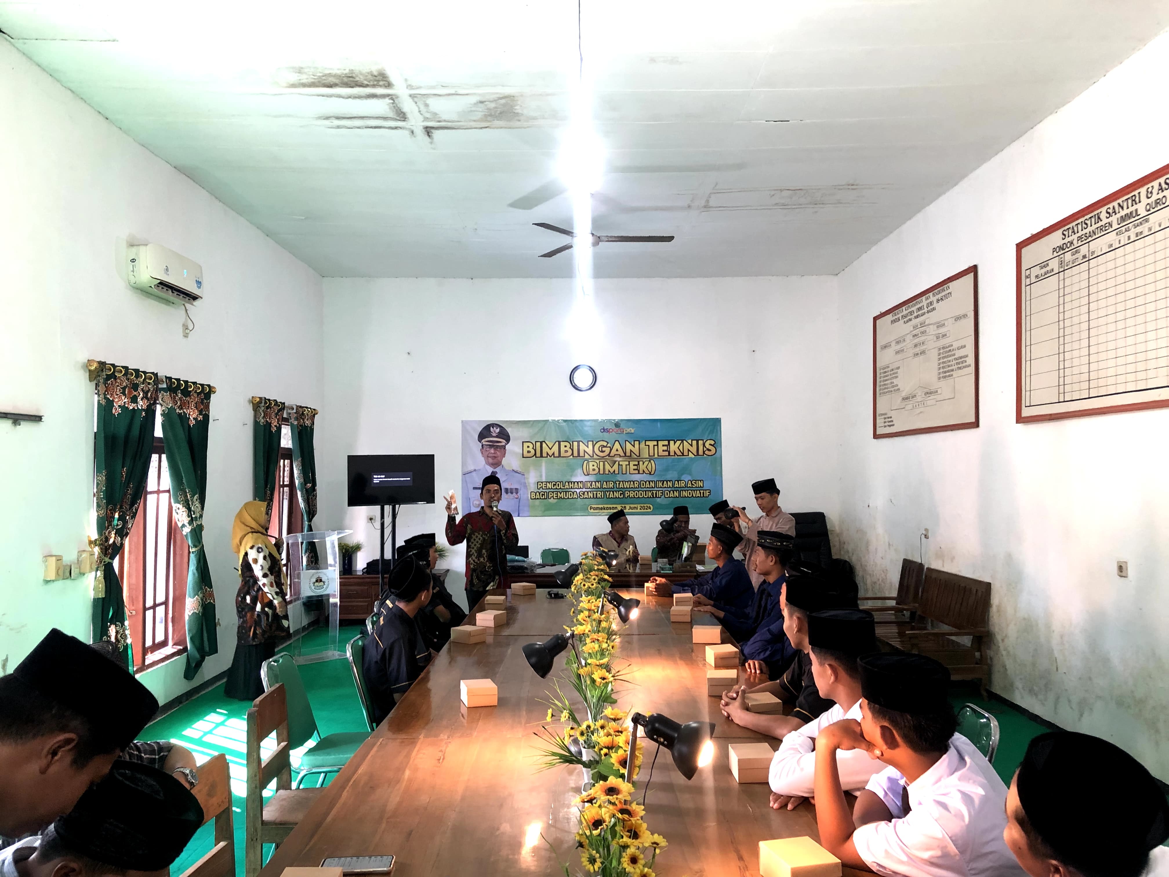 EDUKATIF: Narasumber memaparkan materi kepada peserta di Pondok Pesantren Ummul Quro, Desa Plakpak, Kecamatan Pegantenan, Jumat (28/6). (DISPORAPAR PAMEKASAN UNTUK JPRM)