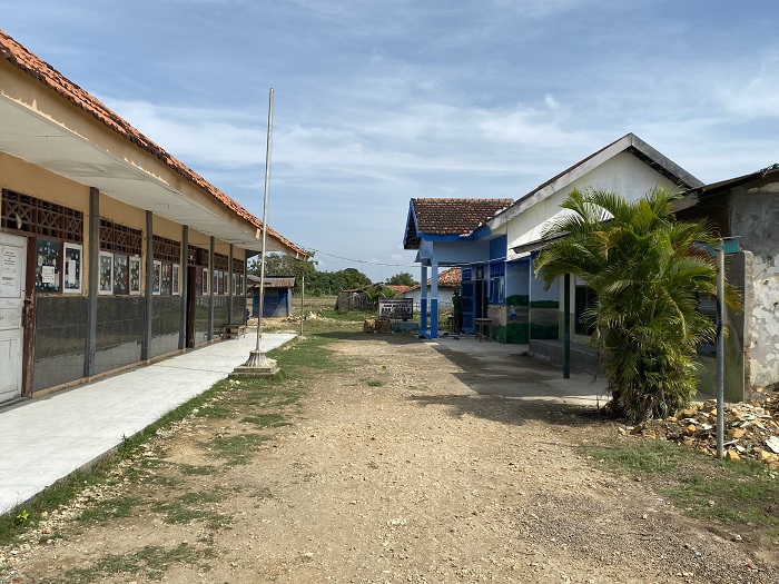 LIBUR SEKOLAH: Pekerja mengecat pintu salah satu ruangan SDN Blega 6, Kecamatan Blega, Bangkalan, Senin (1/7). (JUPRI/JPRM)
