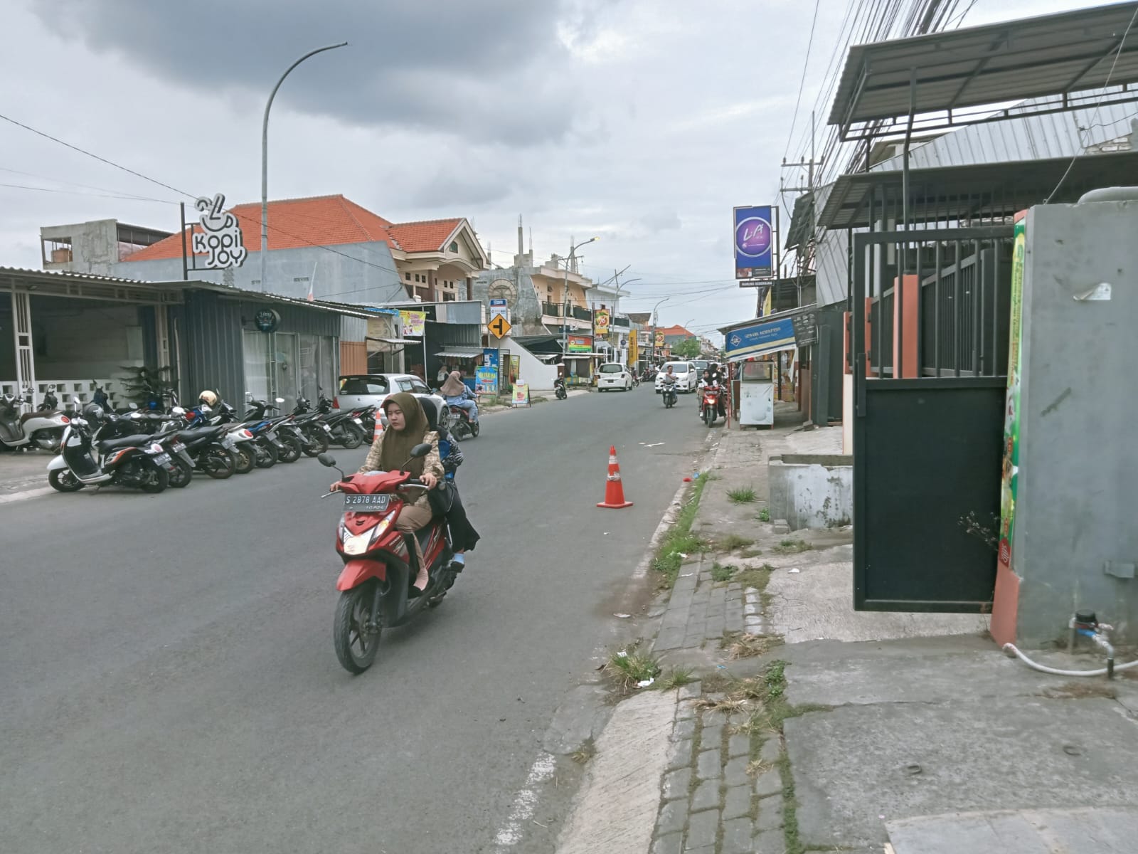 PENUH AKTIVITAS: Warga beraktivitas di Desa Telang, Kecamatan Kamal, Kamis (4/7). (AHZAMZAM ERENDY/JPRM)