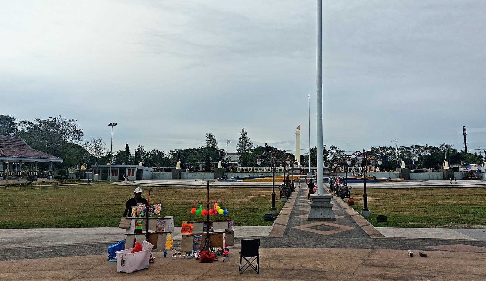 LUAS: Warga berada di area mainan anak, kawasan Alun-Alun Trunojoyo Sampang, Rabu (3/7).