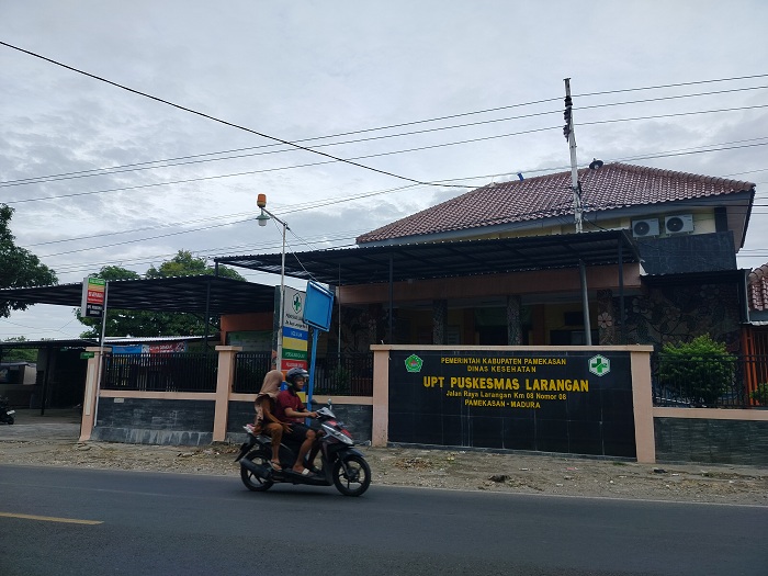 SEPI: Warga berada di sekitar Puskesmas Larangan, Desa Grujugan, Kecamatan Larangan, Kamis (5/7). (LAILIYATUN NURIYAH/JPRM)