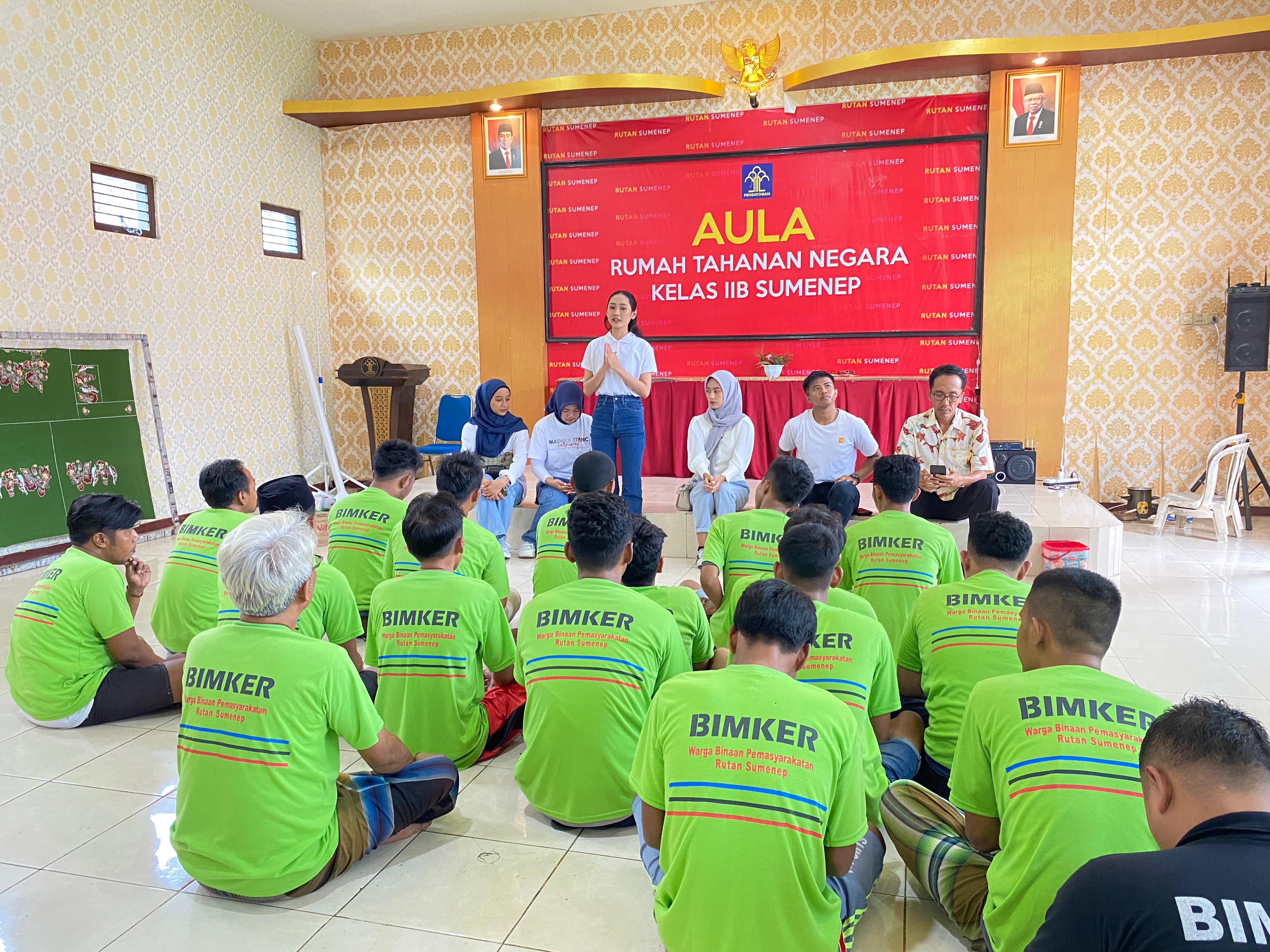 SHARING: Perwakikan Paguyuban Kacong Cebbing Sumenep berdiskusi dengan warga binaan Rutan Kelas II B Sumenep, Jumat (5/7).