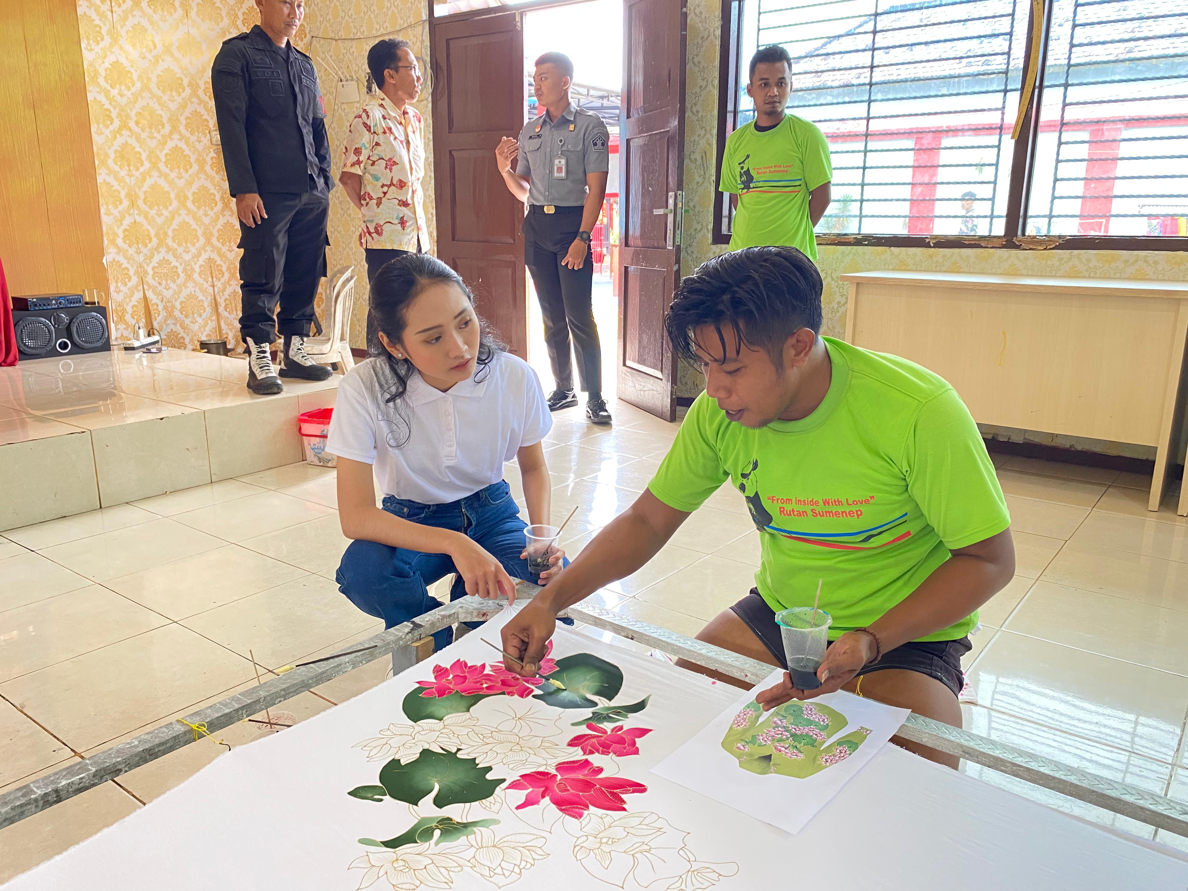 KREATIF: Warga binaan Rutan Sumenep sedang membatik.