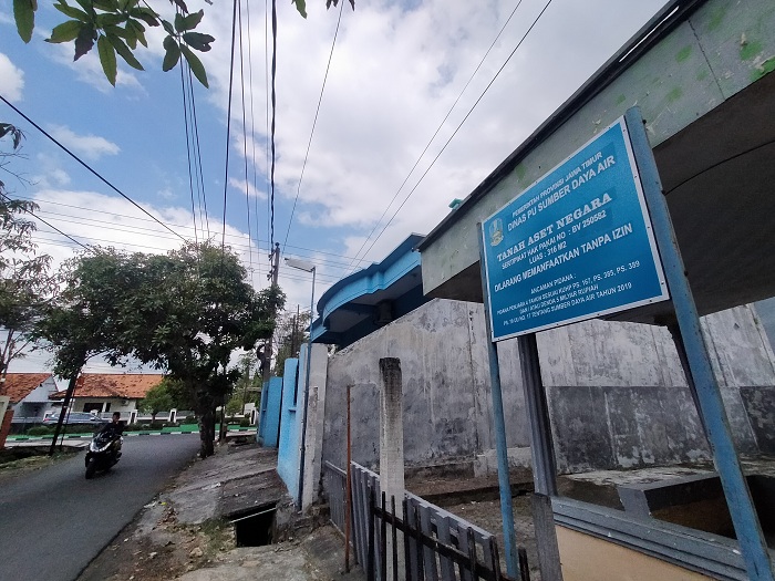 TERDATA GANDA: Pemotor berkendara di depan aset bermasalah di Jalan Nusa Indah, Bangkalan, Jumat (5/7). (VIVIN AGUSTIN HARTONO/JPRM)
