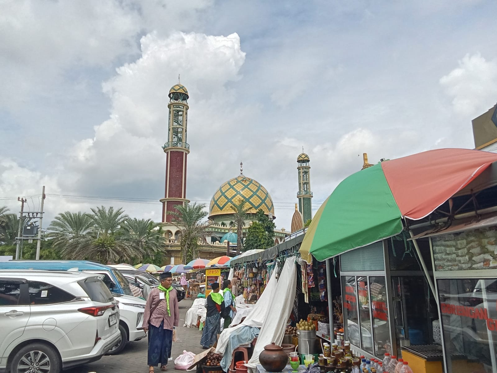 BERJEJER: Pedagang di kawasan Makam Syaikhona Kholil, Kelurahan Mlajah, Kecamatan Kota Bangkalan, melayani pembeli, Kamis (5/7). (AHZAMZAM ERENDY/JPRM)