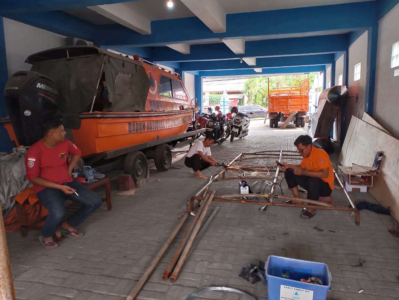 BERTUGAS: Karyawan BPBD Sampang memperbaiki sarana penanganan kebencanaan di kantornya, Kamis (4/7). (UBAIDILLAHIR RA&rsquo;IE/JPRM)