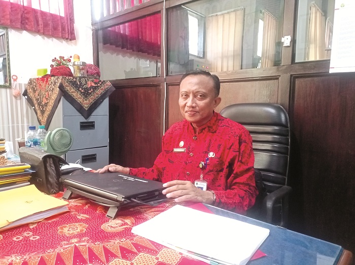MENJELASKAN: Kabid Rehabilitasi Sosial Dinsos P3A Sumenep Fajarisman saat ditemui di ruangannya. (MOH. LATIF/JPRM)