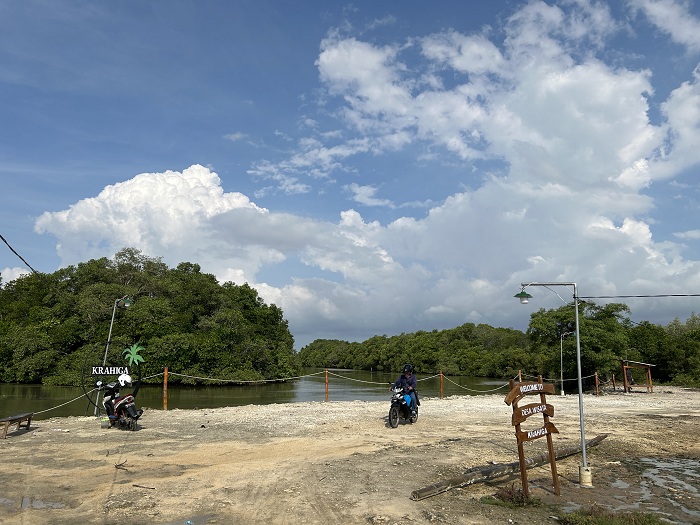 WISATA ALAM: Pengunjung keluar dari area wisata pantai Desa Martajasah, Kecamatan Kota Bangkalan, Minggu (7/7). (VIVIN AGUSTIN HARTONO/JPRM)