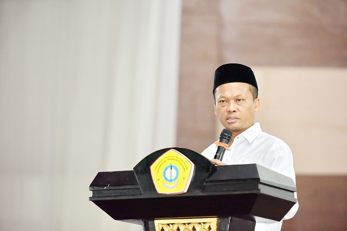 BERSAHAJA: Rektor Universitas Trunojoyo Madura (UTM) Safi&rsquo; saat menyampaikan sambutan dalam kegiatan UTM Bersalawat Minggu (7/7). (UTM UNTUK JPRM)