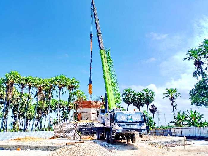 JADI IDENTITAS: Pekerja sedang mengerjakan pembangunan tugu keris di Desa Sendang, Kecamatan Pragaan, Sumenep, Minggu (7/7). (MOH. JUNAIDI/JPRM)