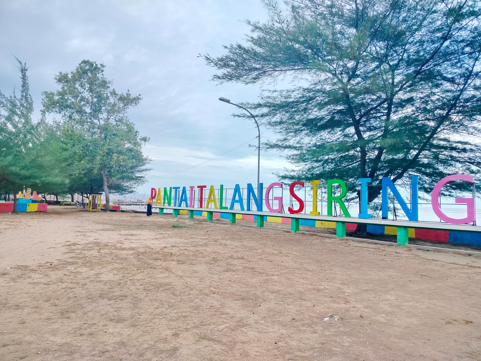 SANTAI: Pengunjung berada di wisata Pantai Talang Siring, Desa Montok, Kecamatan Larangan, Pamekasan, Kamis (4/7). (LAILIYATUN NURIYAH/JPRM)