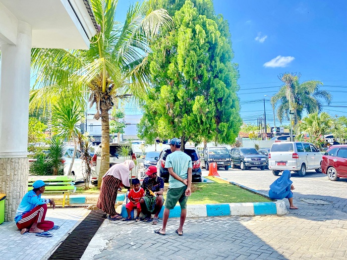 MENUNGGU LAYANAN: Keluarga pasien berada di RSUD Smart Pamekasan, Jumat (21/6). (MOH. IQBAL AFGANI/JPRM)