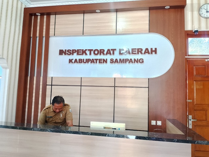 SIAP MELAYANI: Pegawai Inspektorat Sampang sedang bertugas di ruang resepsionis kantornya Senin (8/7). (UBAIDILLAHIR RA&rsquo;IE/JPRM)