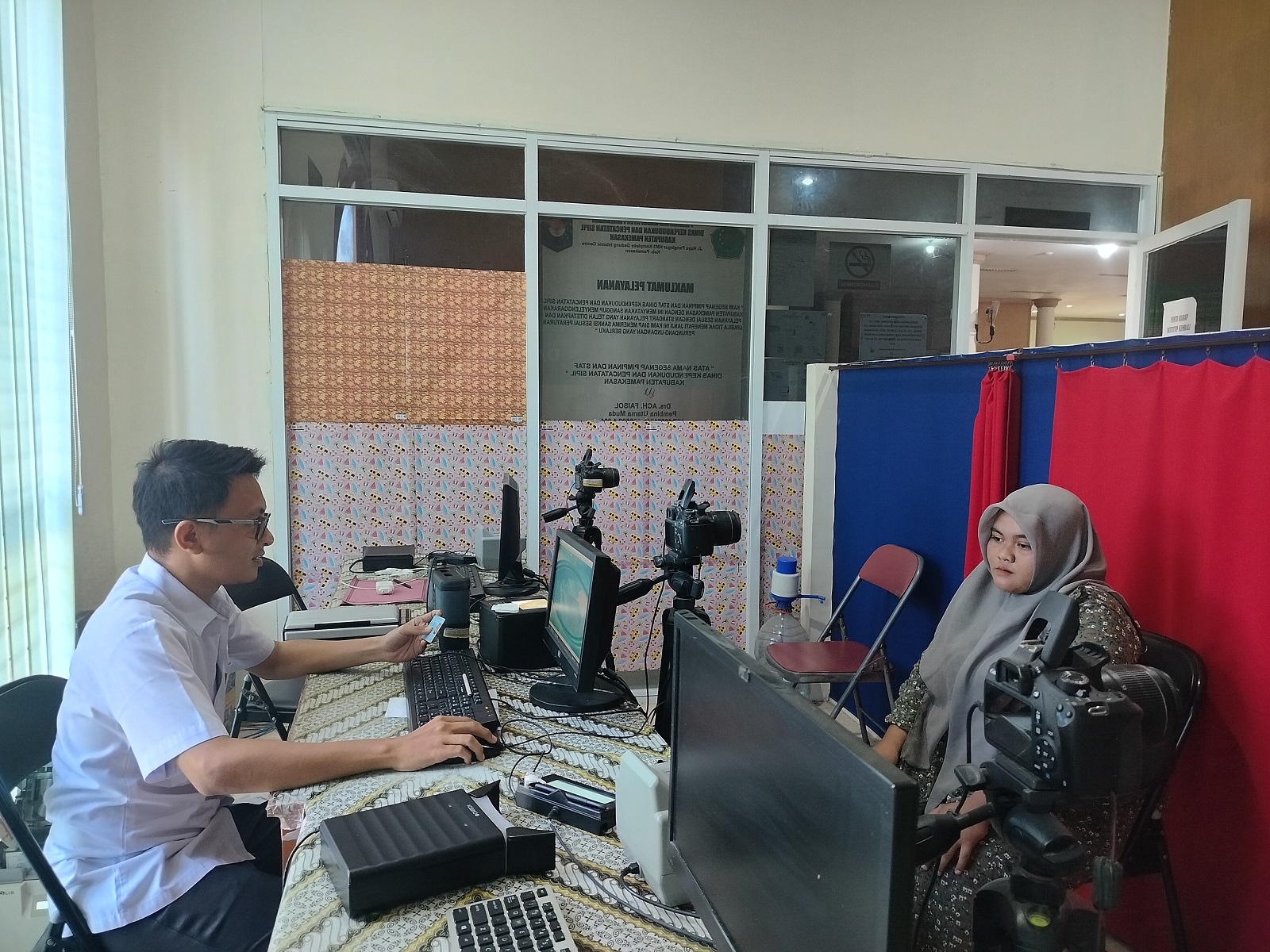 MINIM ALAT PEREKAM: Seorang warga melakukan perekaman e-KTP di kantor Disdukcapil Pamekasan, Senin (3/6).