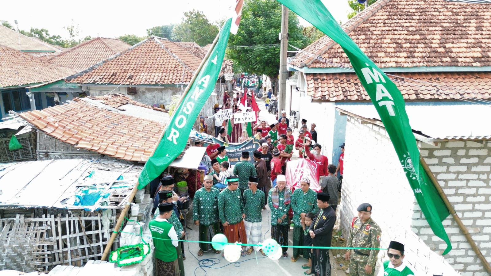 LEPAS: Pengurus MWC NU Pulau Mandangin memberangkatkan pawai Kirab Santri dalam rangka menyambut 1 Muharram 1446 Hijriyah, Minggu (7/7)
