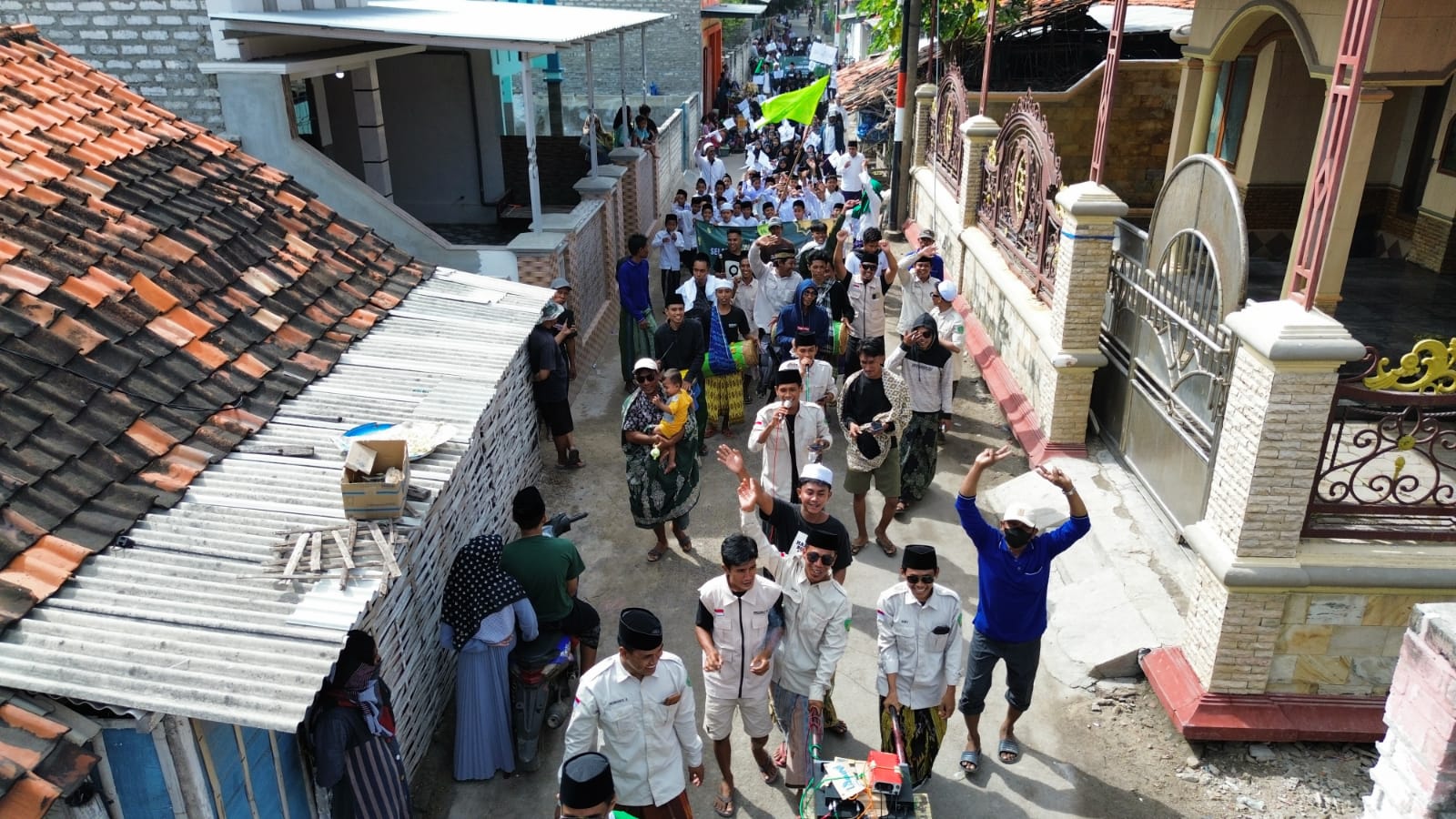 SEMARAK: Para pelaku seni Gendrang ikut memeriahkan kirab santri.